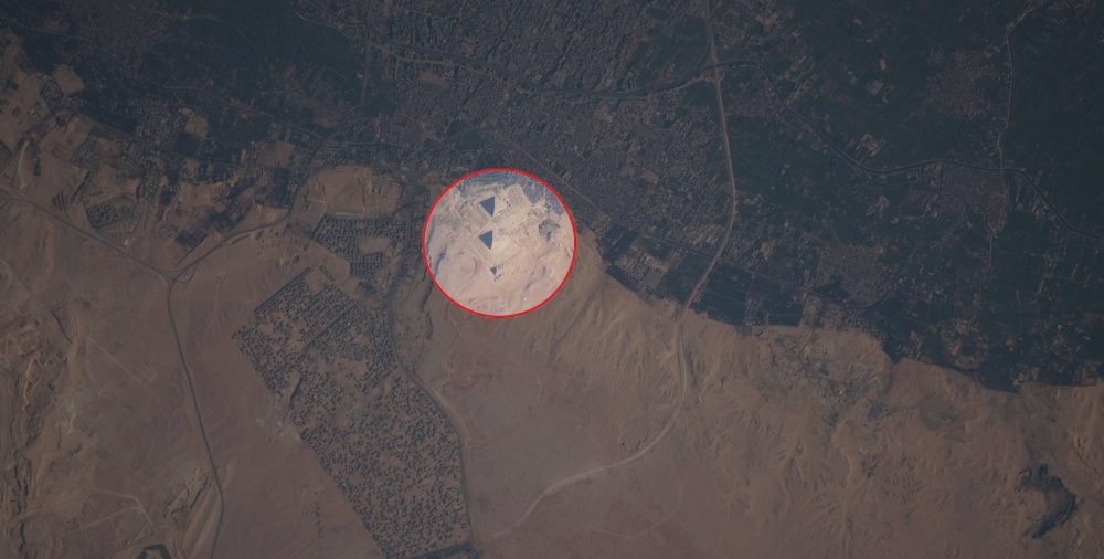 Вид на пирамиды Гизы из космоса. Кредит изображения: НАСА.