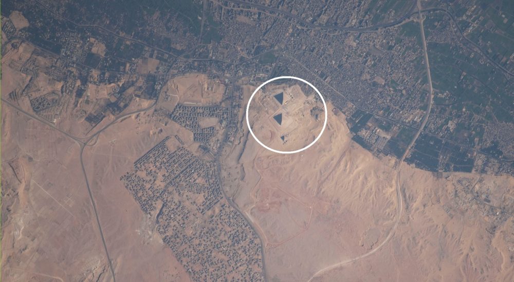 Изображение пирамид Гизы и Большого Сфинкса из космоса. Изображение предоставлено: Reddit/Международная космическая станция.