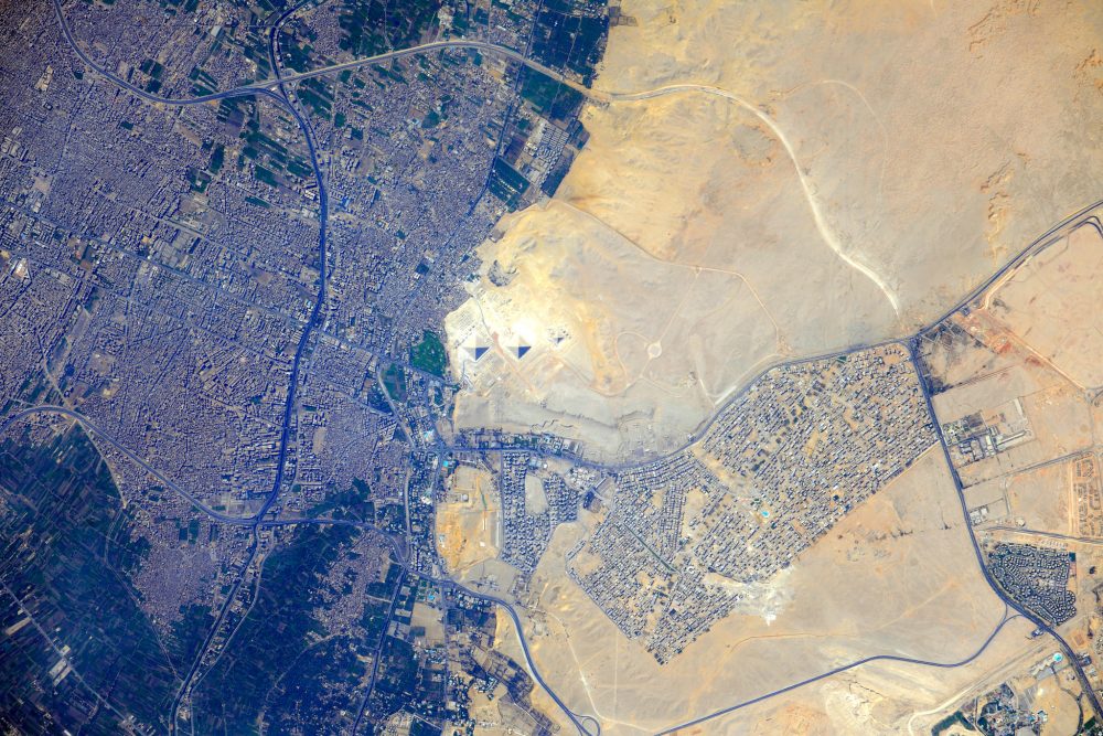 Потрясающий вид на пирамиды Гизы с Международной космической станции. Изображение предоставлено: НАСА / Flickr.