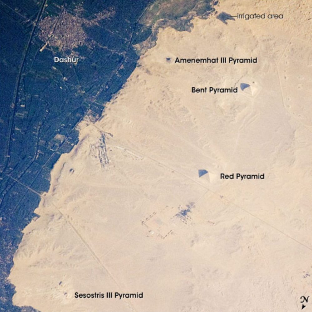 Пирамиды в Дахшуре, вид из космоса. Кредит изображения: НАСА.