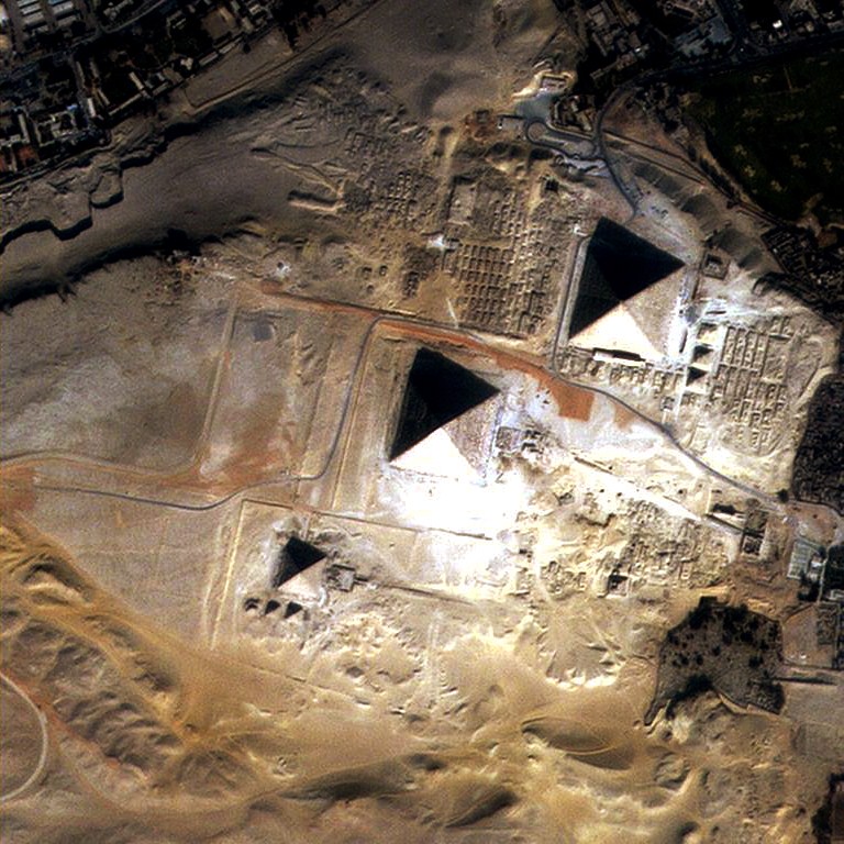 Египетские пирамиды, снятые спутником DubaiSat-1 EIAST, Дубай. Изображение предоставлено: Викисклад.