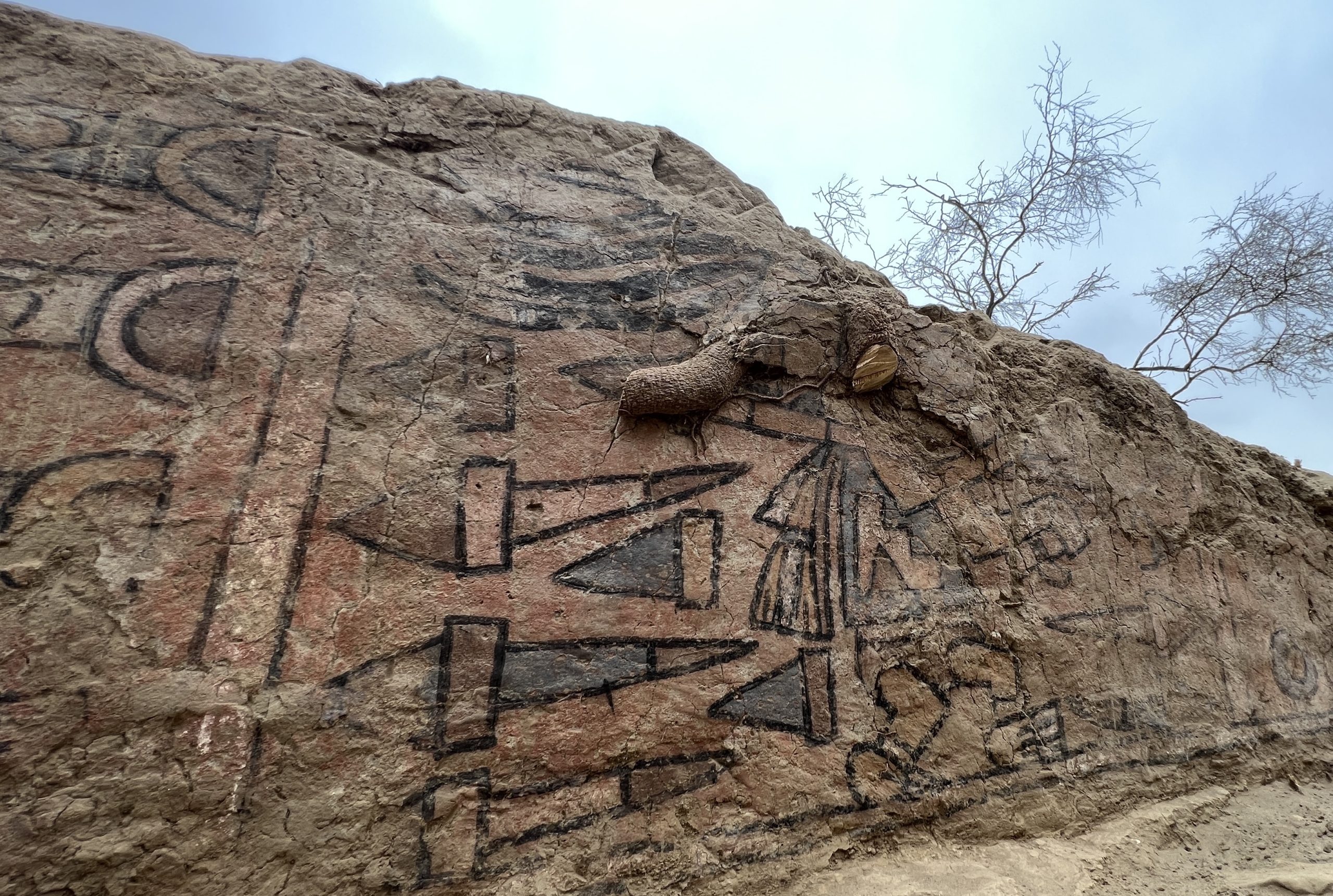 Археологи нашли «исключительную» 30-метровую древнюю фреску в Перу