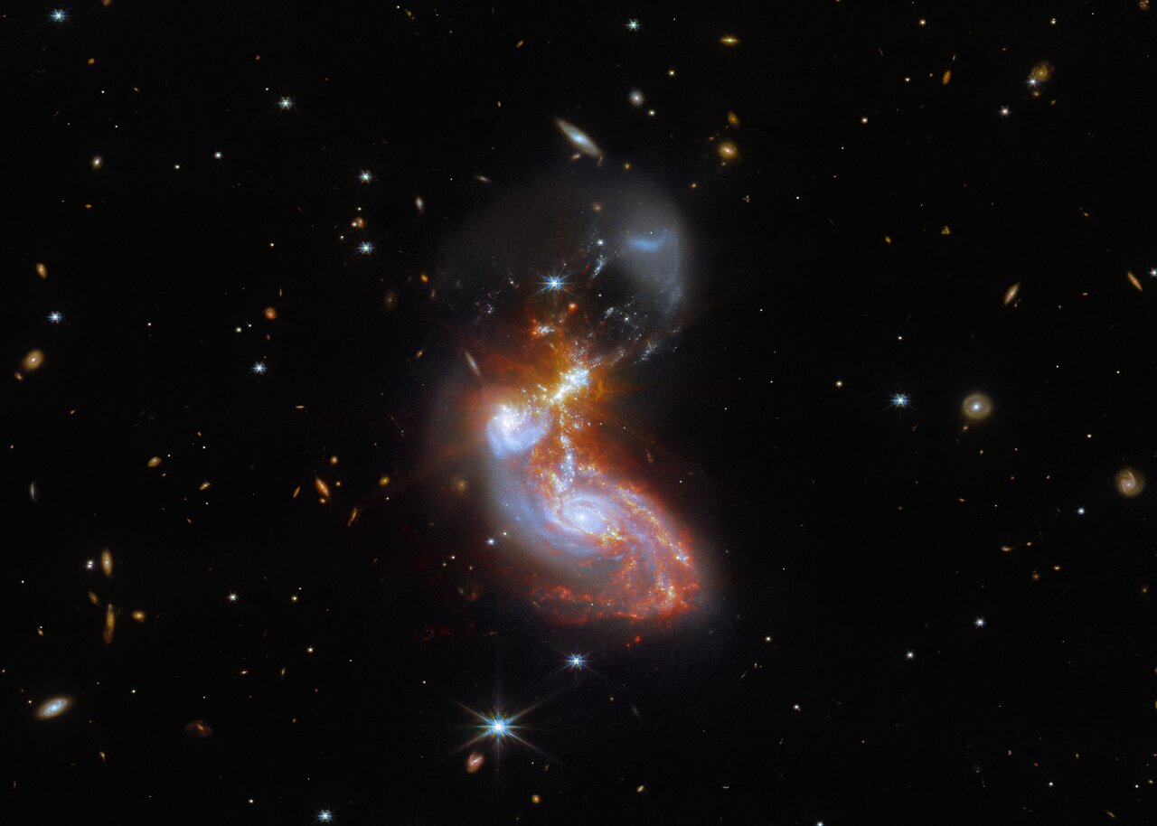 Пара сливающихся галактик в созвездии Дельфин. Авторы и права: ESA/Webb, NASA & CSA, Л. Армус, А. Эванс.