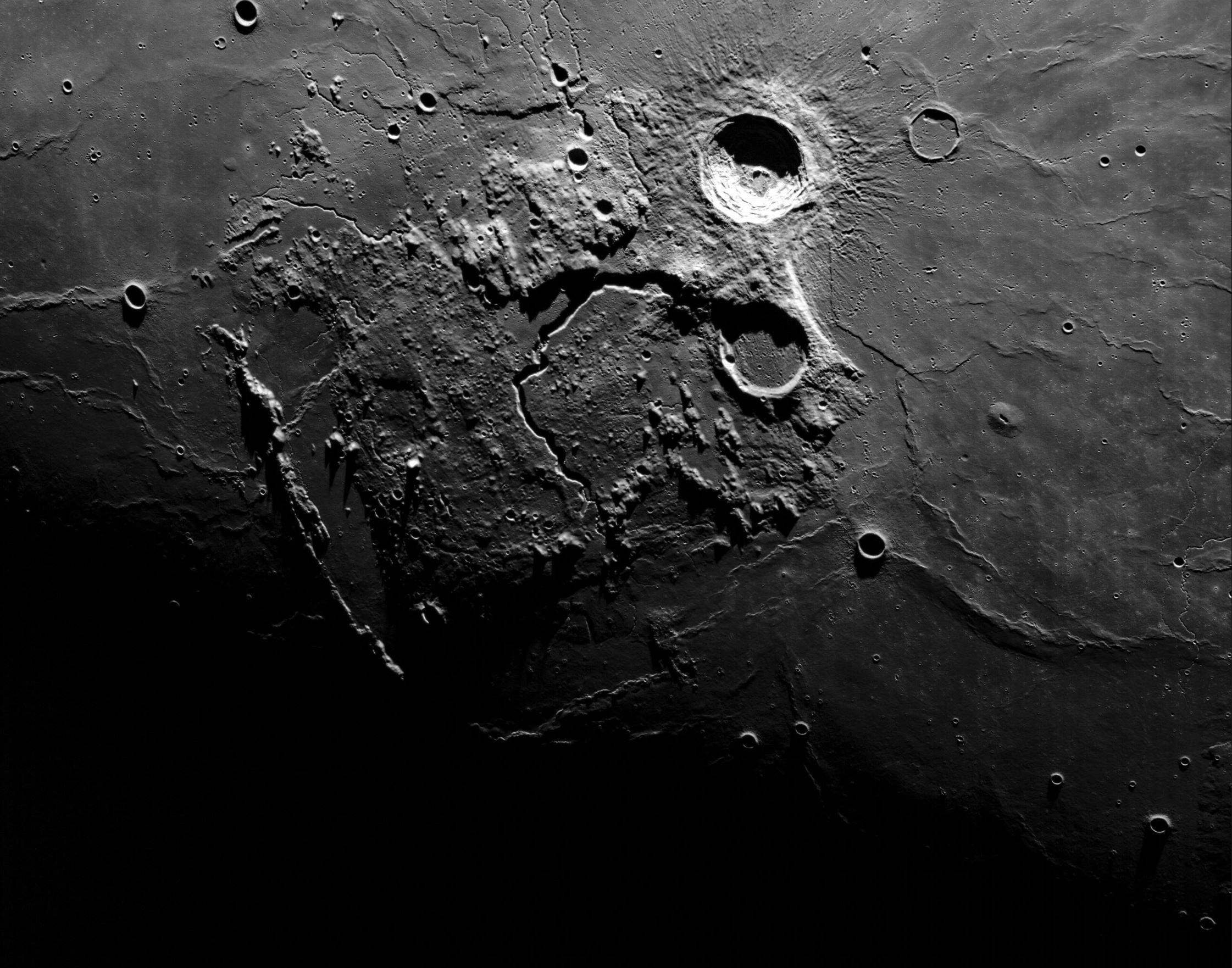 Потрясающий вид лунной поверхности крупным планом, сделанный миссией Artemis I. Изображение предоставлено: Орион/Артемида I, НАСА.