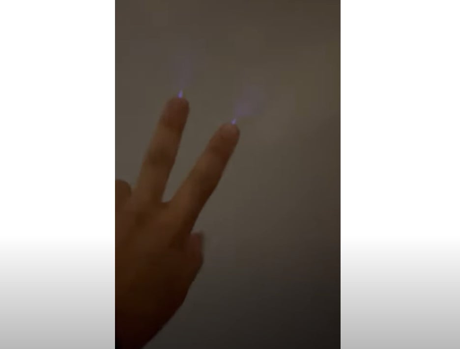 Видео: Таинственная плазма начинает светиться на кончиках пальцев во время грозы в Саудовской Аравии