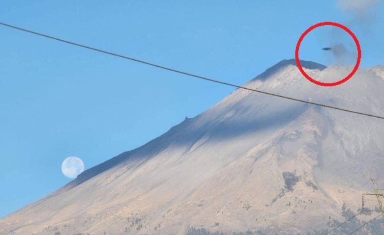 Черный диск НЛО сфотографировали над вулканом в Мексике
