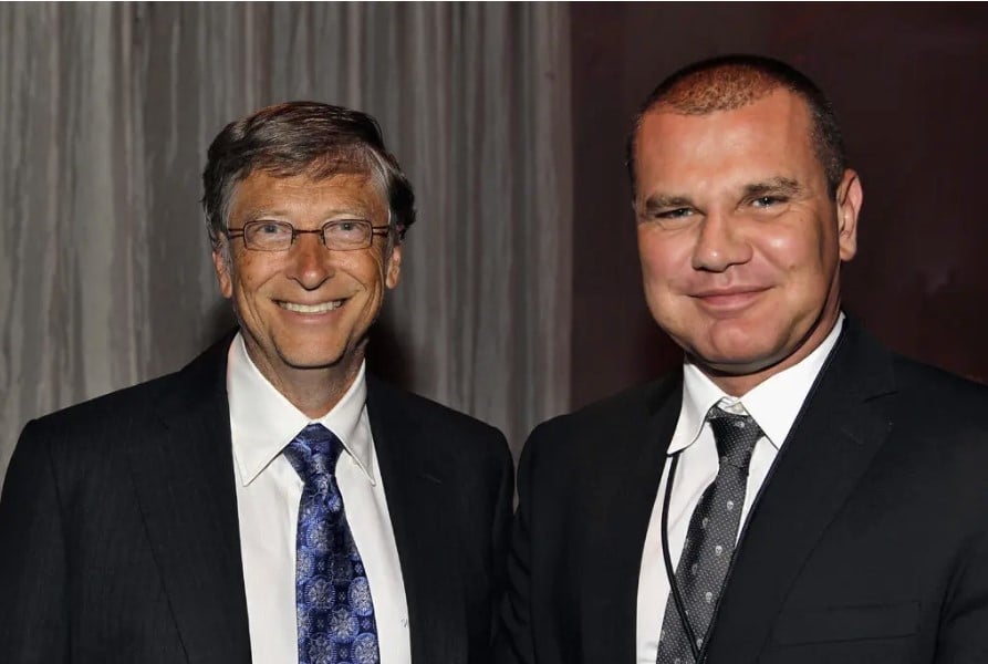Мистер Гейтс в 2012 году с мистером Николичем. Двое мужчин часто путешествовали и общались вместе. Г-н Николич подружился с г-ном Эпштейном после того, как г-жа Уокер представила их. Кредит ... Пол Мориги