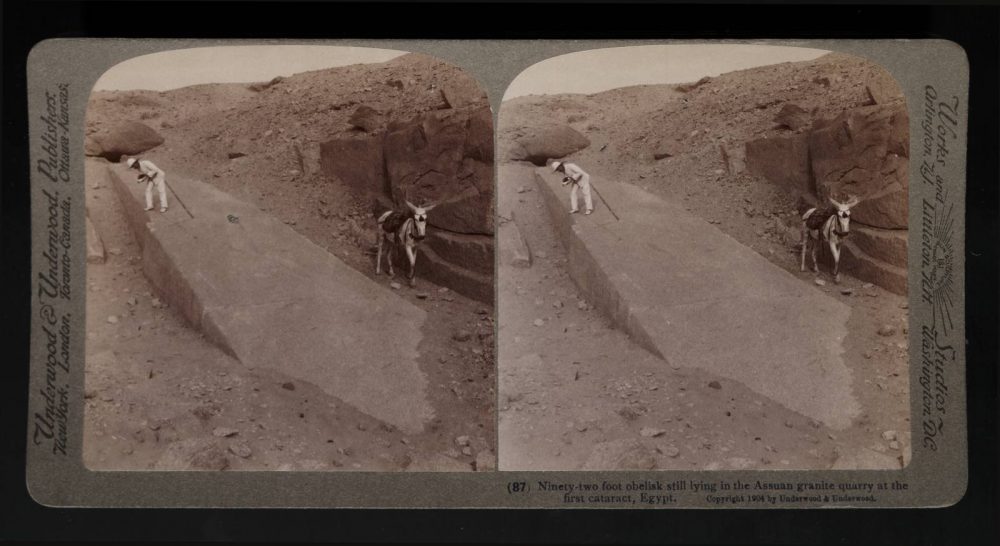 Стереофотография обелиска 1904 года до расчистки песка. Изображение предоставлено: Викисклад.