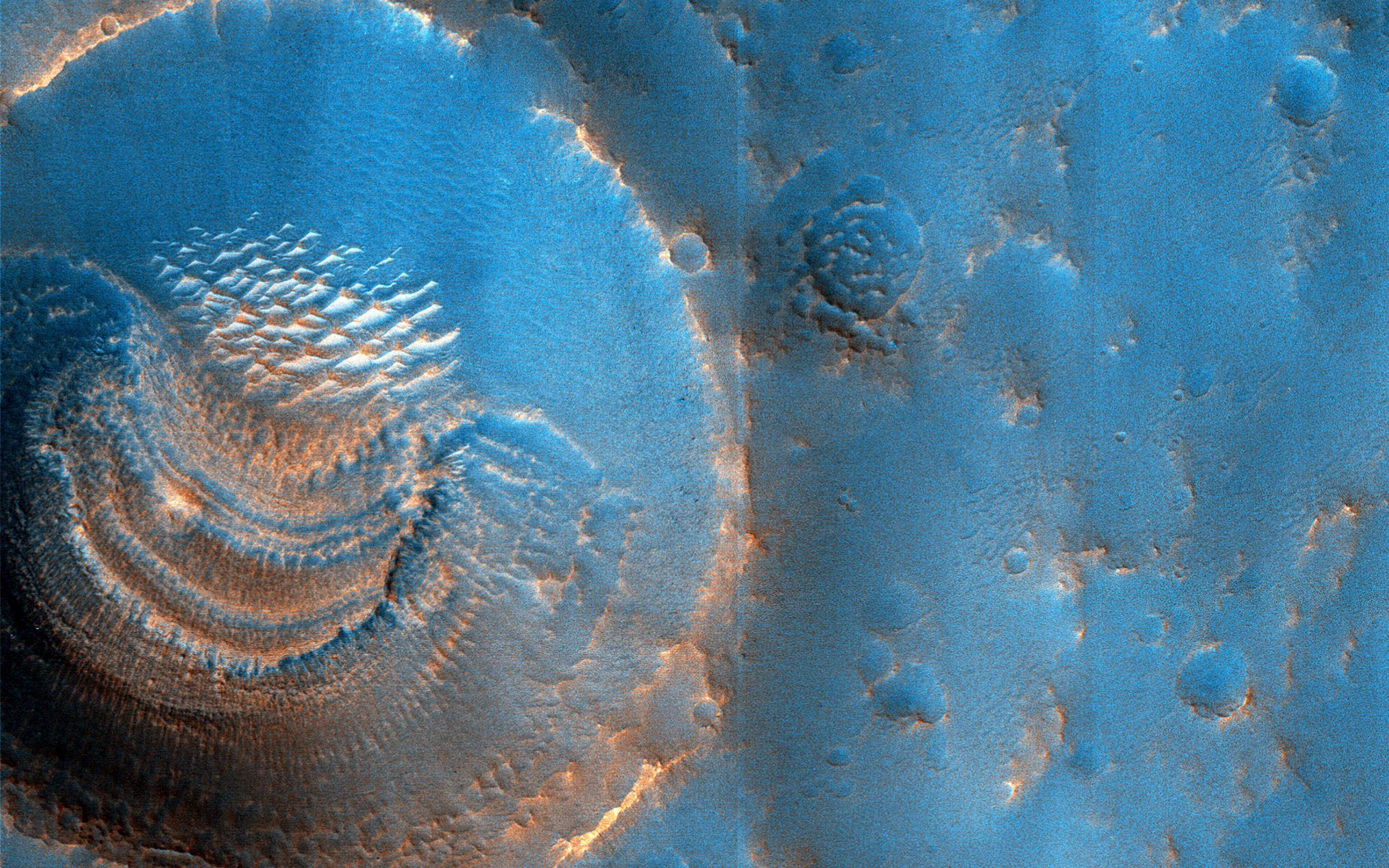 Космический аппарат НАСА обнаружил загадочные особенности в марсианских кратерах