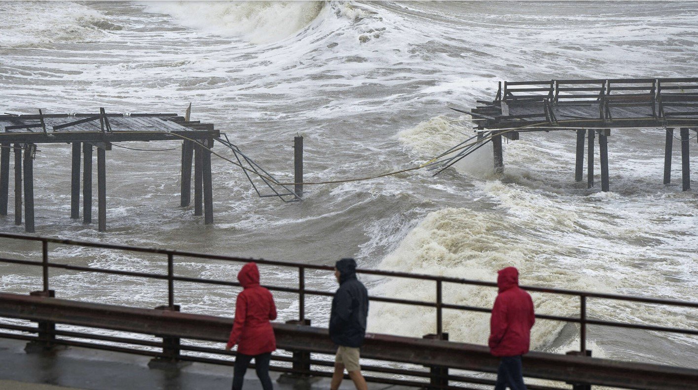 Ужасающие видео: Гигантские штормовые волны, похожие на цунами, обрушились на побережье Санта-Крус в Калифорнии