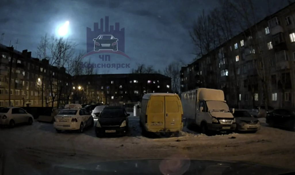 Видео: над Красноярском, Россия, 31 января взорвался большой сине-зеленый метеоритный огненный шар.