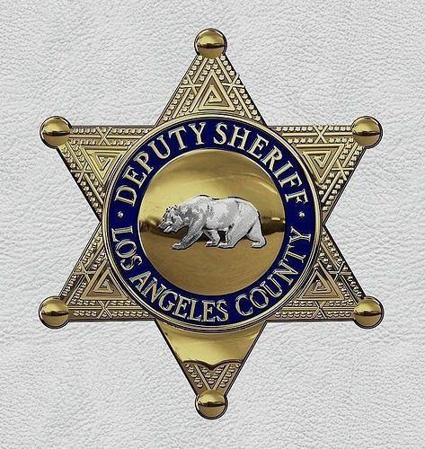 Почему значок заместителя шерифа округа Лос-Анджелес имеет эти ужасные треугольные узоры на концах?