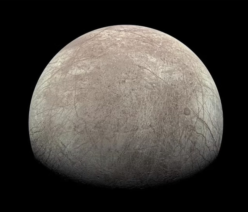 Исследователи полагают, что обычный лед может испытывать силы сдвига на ледяных спутниках внешней Солнечной системы из-за приливных сил, создаваемых газовыми гигантами, такими как Юпитер. На фото ледяной спутник Юпитера Европа.