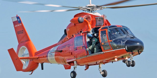В поисках участвовало несколько вертолетов MH-65 Dolphin.