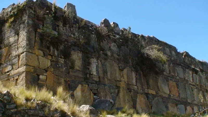 На вершине горы в Перу лежат руины города гигантов