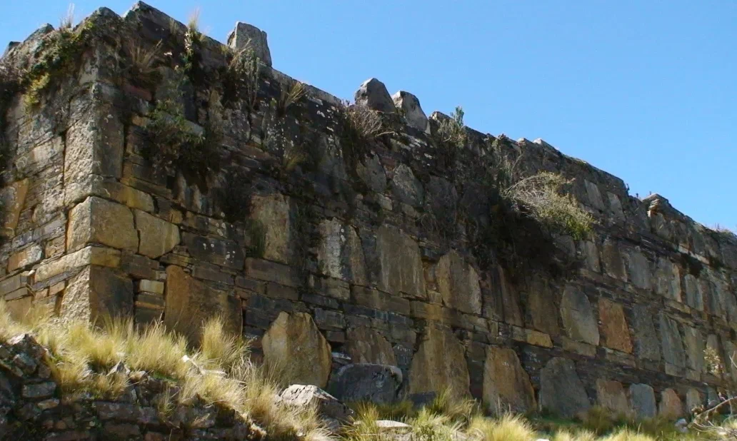 На вершине горы в Перу лежат руины города гигантов