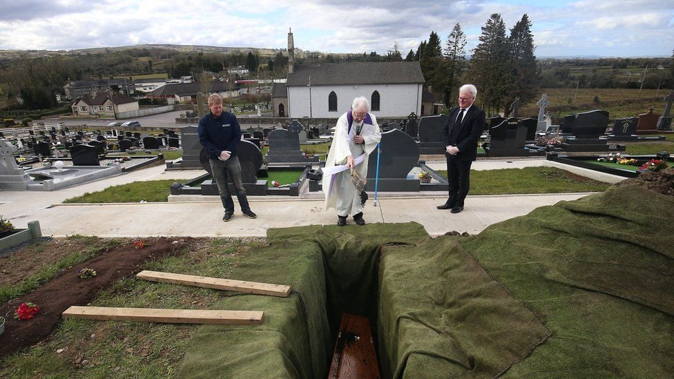 Ирландия откладывает похороны из-за «загадочного» 20-процентного роста смертей, оказывающего давление на морги