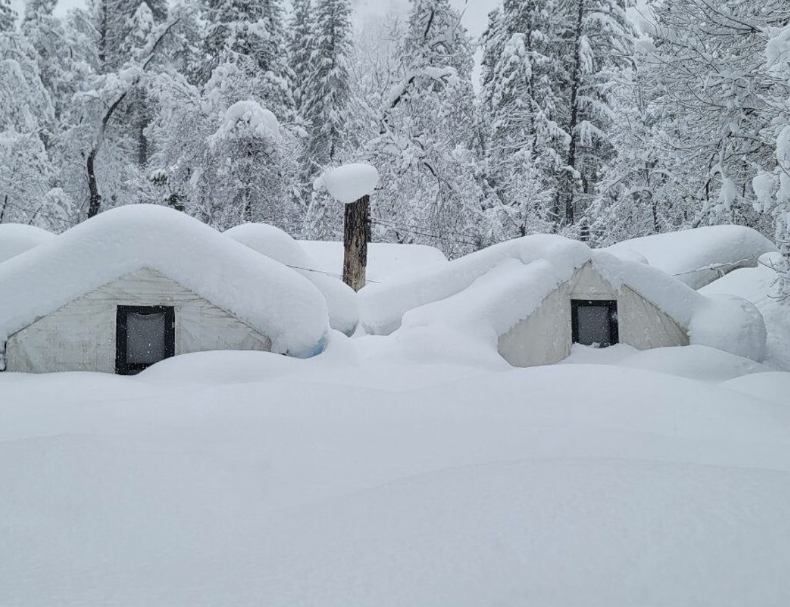 Йосемитский национальный парк закрыли на неопределенный срок после того, как он был погребен под многолетним рекордом снегопада – глубина снега до 15 футов после недавних штормов