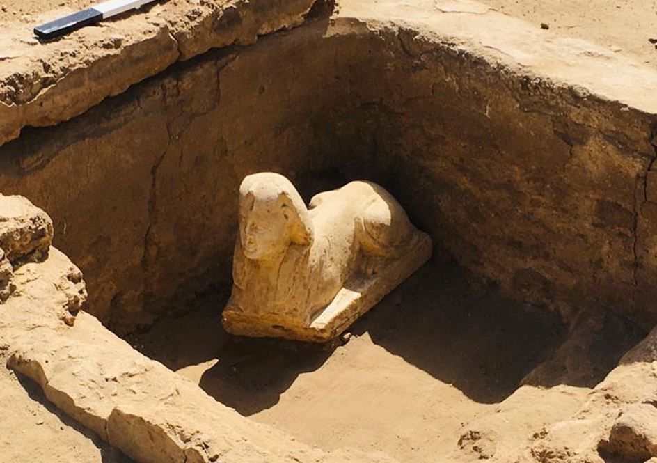 Археологи обнаружили в Египте нового улыбающегося сфинкса