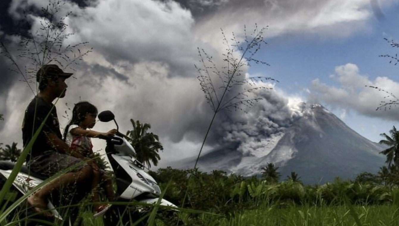 Мощное извержение индонезийского вулкана Мерапи засыпало деревни пеплом – угроза вулканических селей