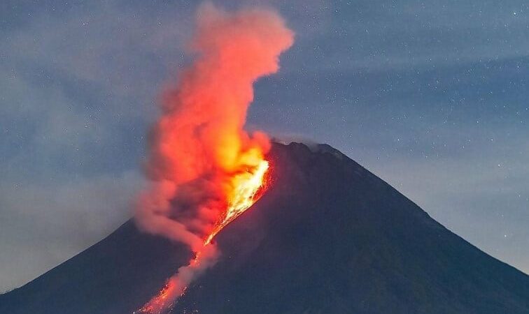 Индонезия: вулкан Мерапи снова сильно извергается, поскольку он входит в свою самую активную фазу с 2021 года.
