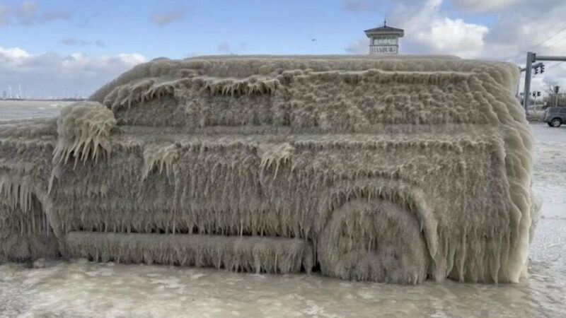 Ледяной шторм превратил автомобиль в ледяной куб в Гамбурге, на озере Эри, Нью-Йорк.