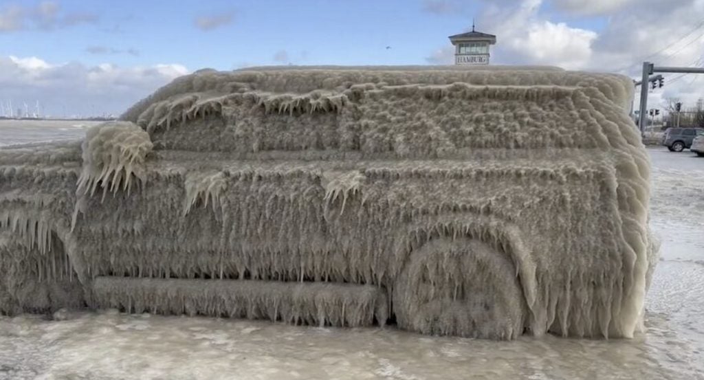 Ледяной шторм превратил автомобиль в ледяной куб в Гамбурге, на озере Эри, Нью-Йорк.