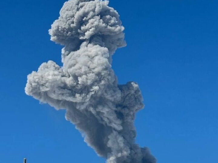 Вулкан Эбеко сильно извергся, засыпав Северо-Курильск пеплом