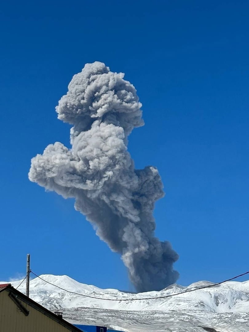 Вулкан Эбеко сильно извергся, засыпав Северо-Курильск пеплом