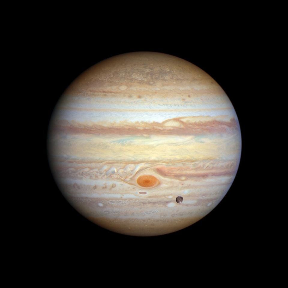 Вид на Юпитер и Ганимед. НАСА, ЕКА, STSCI, А. САЙМОН (НАСА).