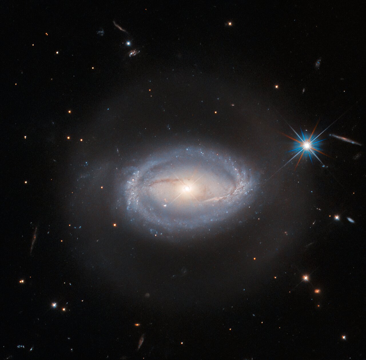 Потрясающая фотография Z 229-15, сделанная Хабблом. Изображение предоставлено: ЕКА/Хаббл и НАСА, А. Барт, Р. Мушоцкий.