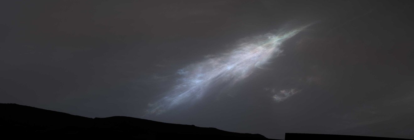 Облако в форме пера на Марсе. НАСА/Лаборатория реактивного движения-Калифорнийский технологический институт/МССС.