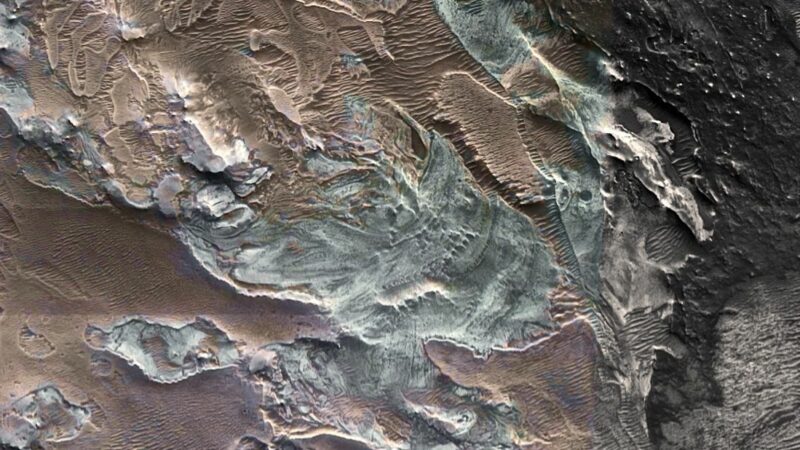 На экваторе Марса обнаружены следы современного ледника