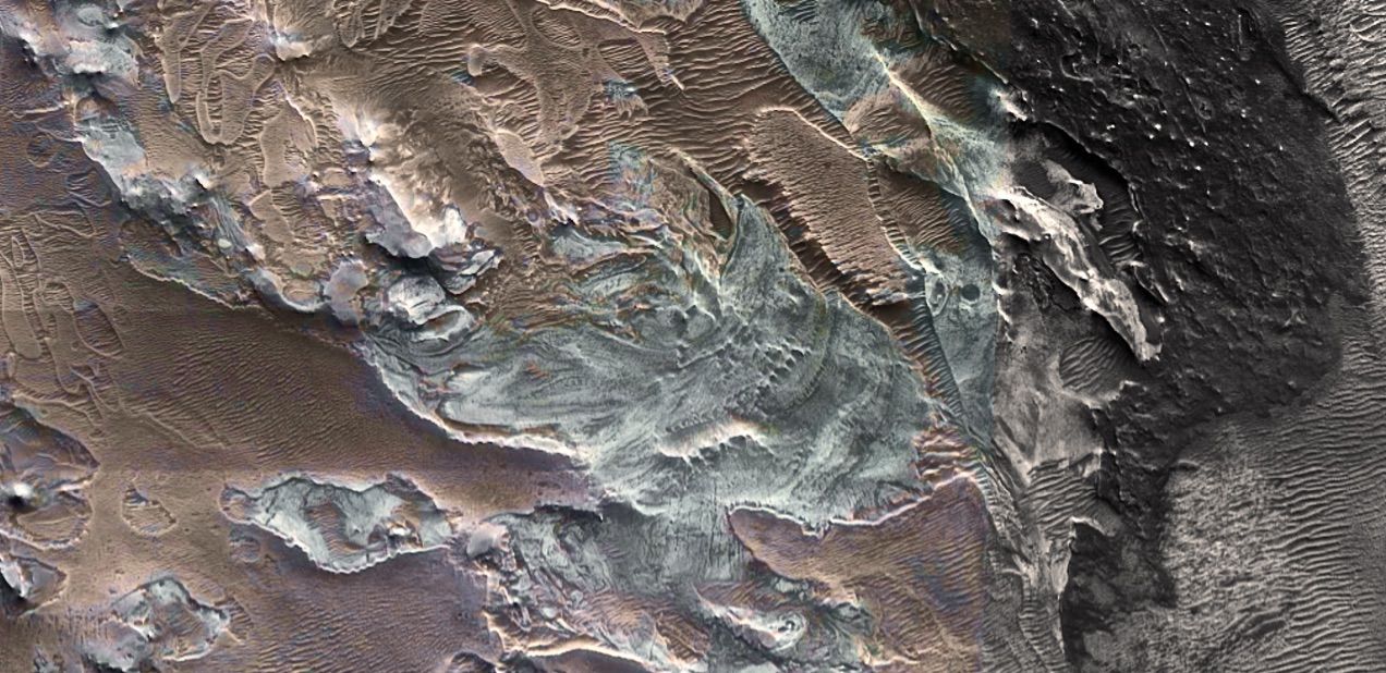 На экваторе Марса обнаружены следы современного ледника