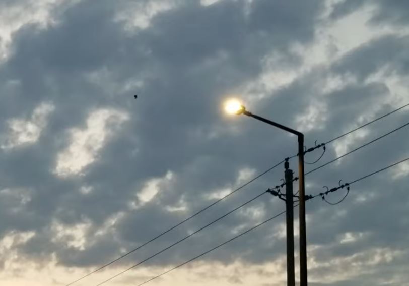Черный НЛО пролетел над проводами в Канаде и отключил электричество