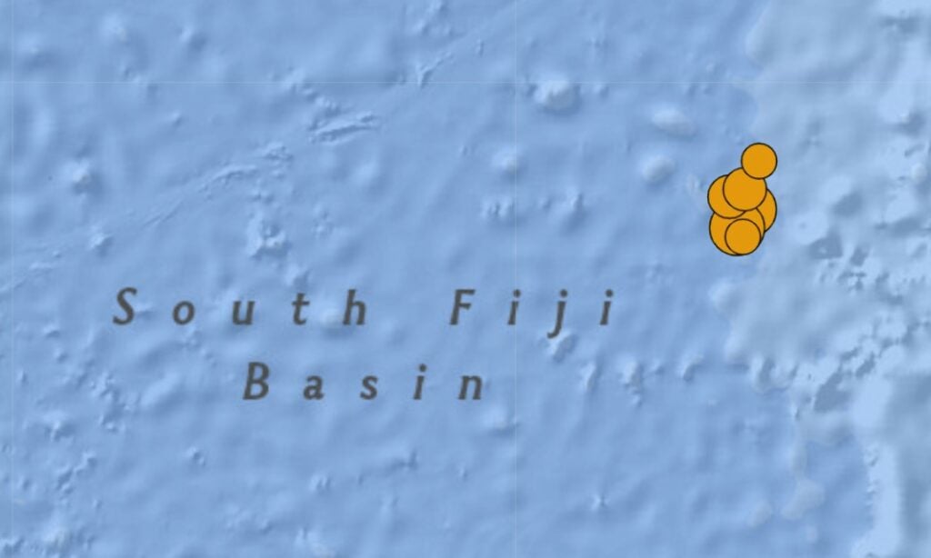 рой землетрясений в бассейне Южной Фиджи