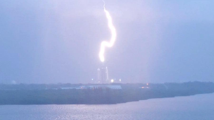 Потрясающие видео: молния ударила в стартовую площадку Falcon Heavy во Флориде
