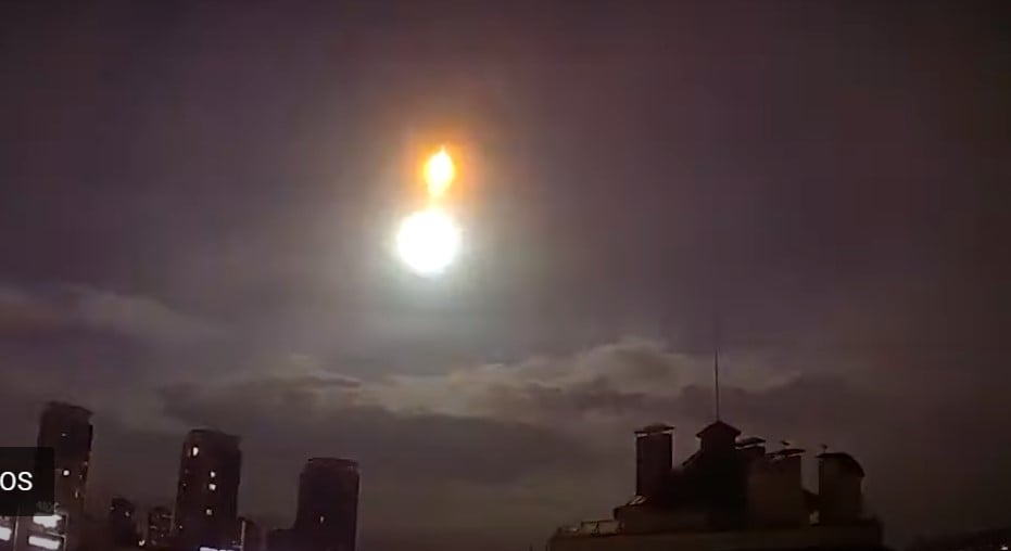 Видео: Удивительный метеоритный огненный шар рассыпался с громким грохотом над Киевом, Украина, вызвав страх и панику