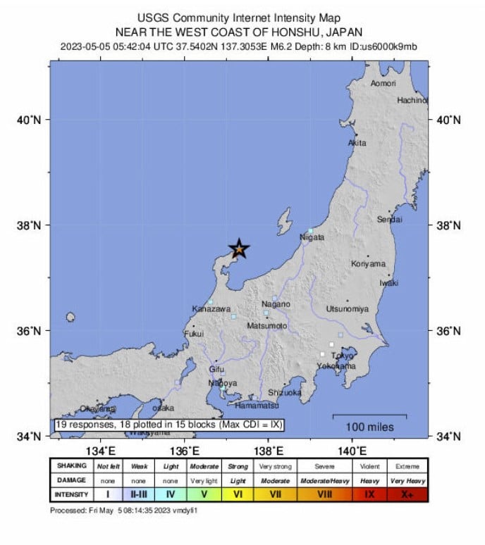 Видео: сильное землетрясение магнитудой 6,2 произошло в Японии, один человек погиб, 13 получили ранения — официальные лица ничего не говорят о соседней атомной электростанции в префектуре Ниигата