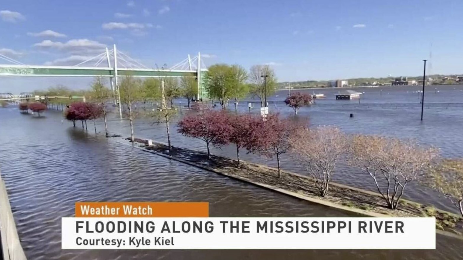 После снегопада из-за сильной жары река Миссисипи выходит из берегов, затапливая города.