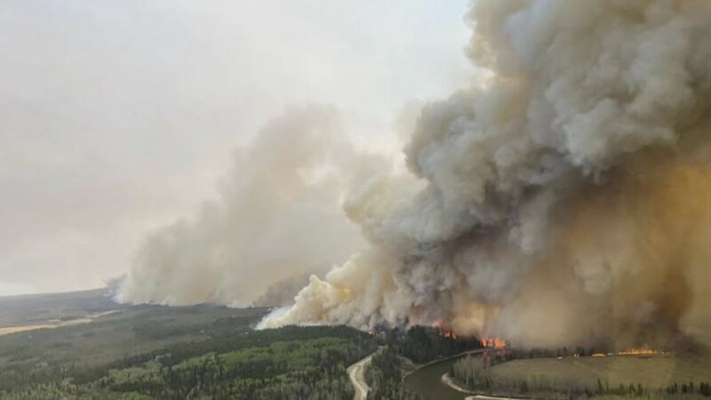 Огненный апокалипсис в Альберте, Канада!  Более 300 000 акров сожжены дотла – Гигантское пламя и сильный ветер – Тысячи эвакуированы – Объявлено чрезвычайное положение