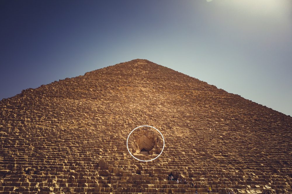 Вход в Великую пирамиду Гизы обведен белым. Шаттерсток.