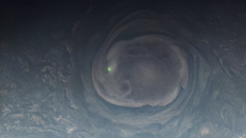 Juno фотографирует освещение на Юпитере