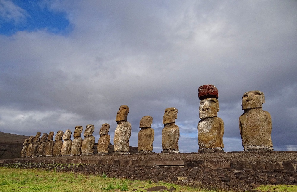 Аху Тонгарики. У второго моаи справа на голове пукао. Изображение предоставлено: Викисклад.
