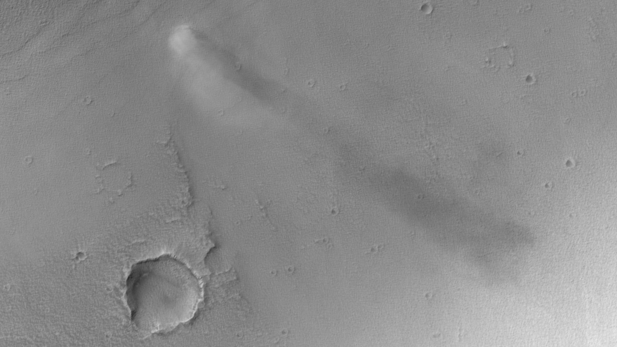Марсианская камера НАСА HiRISE запечатлела пылевого дьявола в действии