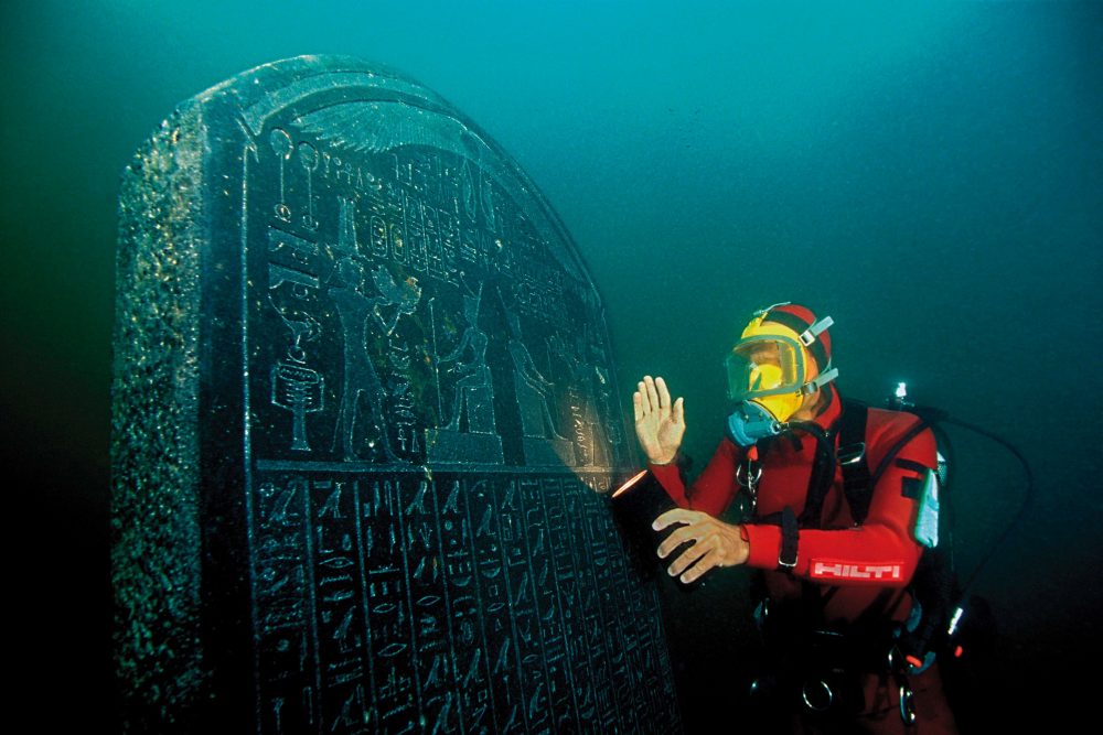 Подводный археолог рядом с массивной плитой в Гераклионе. Предоставлено: Викисклад.