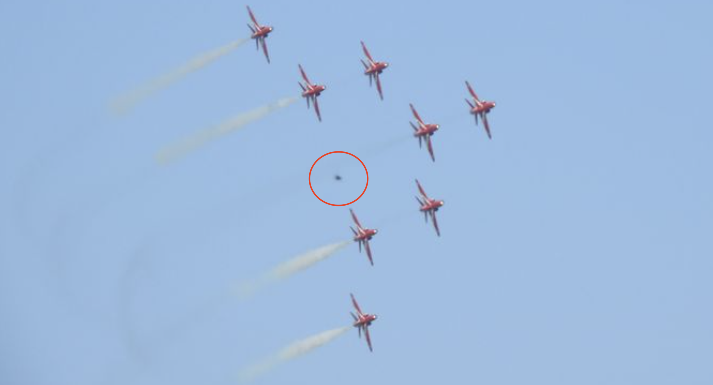 Сферический НЛО сфотографировали летящим среди Красных стрел Королевских ВВС