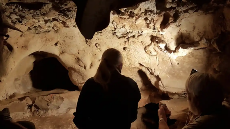 Во Французской пещере обнаружены таинственные символы возрастом 57 000 лет
