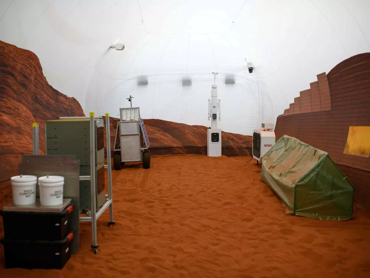 Четыре человека проведут 378 дней на смоделированной марсианской базе НАСА.