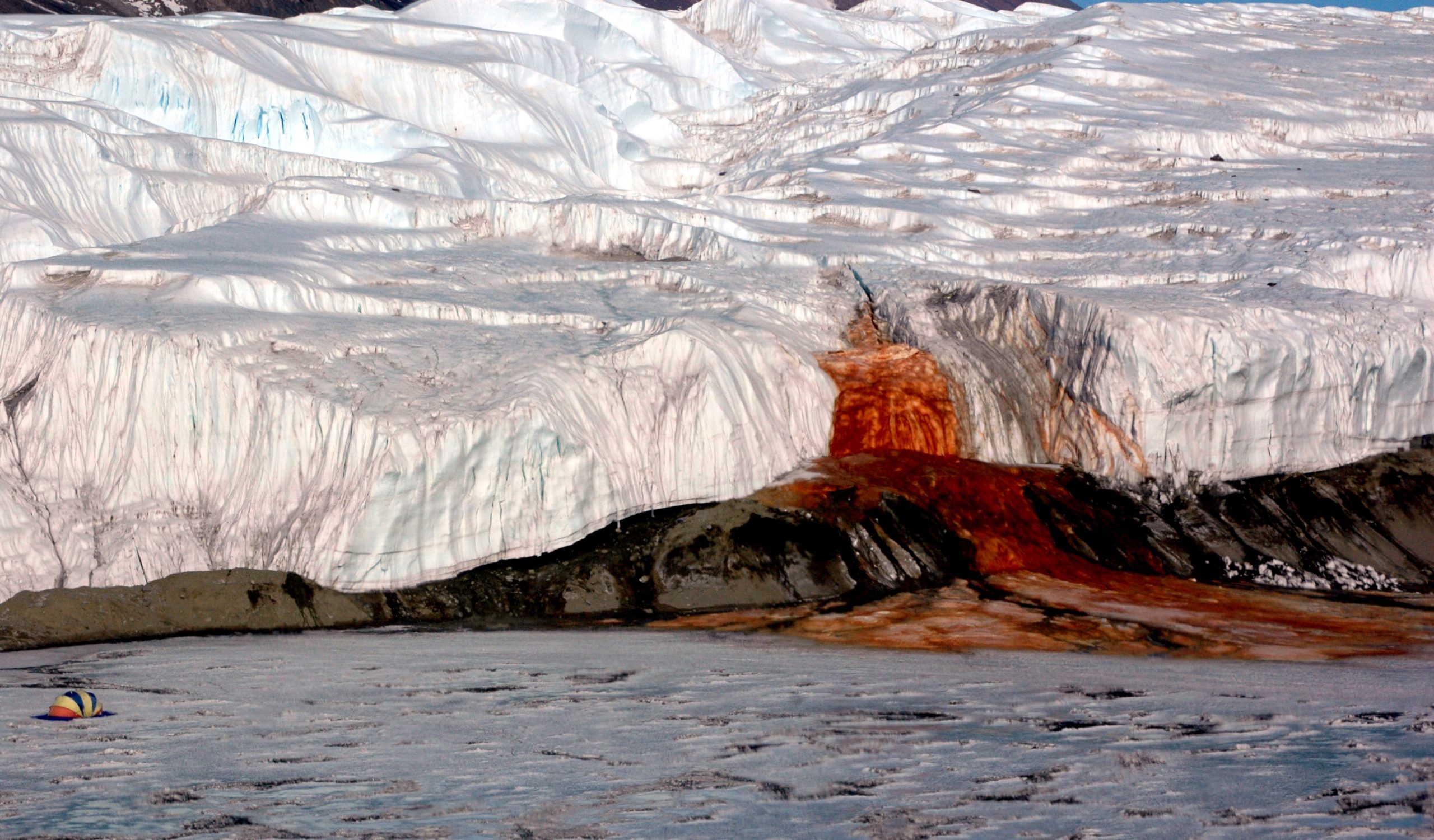 Тайна «кровавого водопада» в Антарктиде раскрыта
